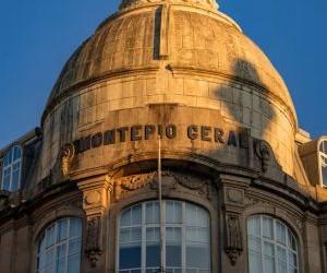 Las criptomonedas ofrecen un alto potencial de rentabilidad y mayor libertad financiera gracias a su descentralización, operando en un mercado abierto las 24 horas. Sin embargo, son un activo de alto riesgo debido a su extrema volatilidad y la falta de regulación. Los principales riesgos incluyen pérdidas rápidas y fallos de ciberseguridad. La clave del éxito reside en invertir únicamente con una estrategia clara y con capital que no comprometa su estabilidad financiera.