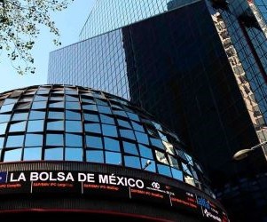 El beneficio principal de las acciones es participar en el éxito de grandes empresas, pero el inversor debe estar dispuesto a aceptar el riesgo de mercado: a mayor potencial de ganancia, mayor es la posibilidad de enfrentar periodos de pérdidas temporales o permanentes.